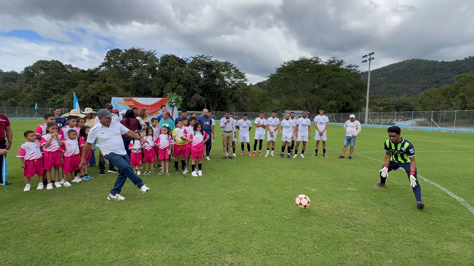 Gobierno inaugura cancha 93 en Mangulile, Olancho y anuncia nuevas obras deportivas en Puerto Cortés y Francisco Morazán
